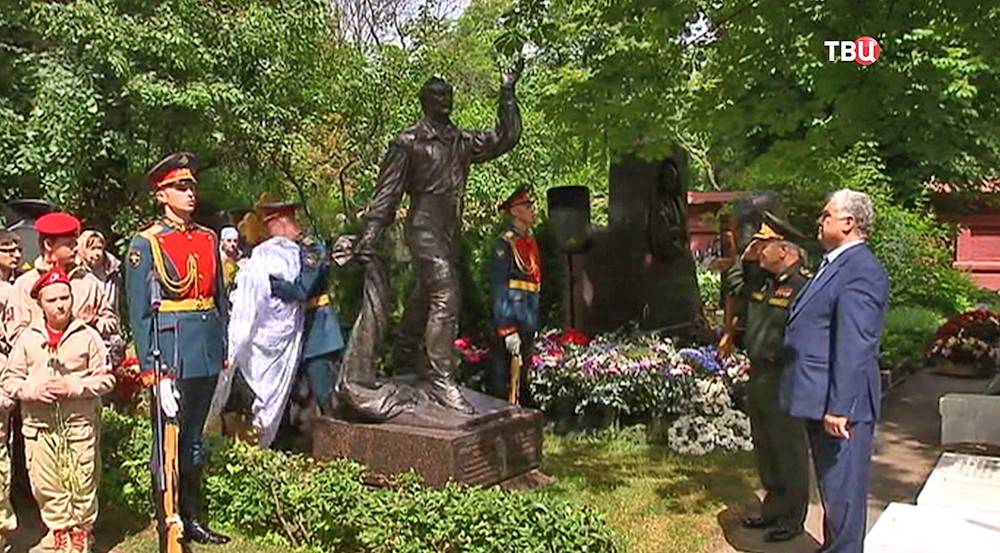 Памятник Владимиру Зельдину