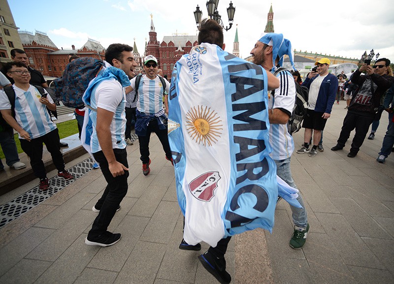 Болельщики сборной Аргентины на Манежной площади в Москве