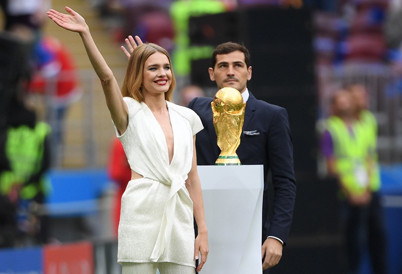 Модель Наталья Водянова и футболист Икер Касильяс с кубком чемпионата мира по футболу 2018