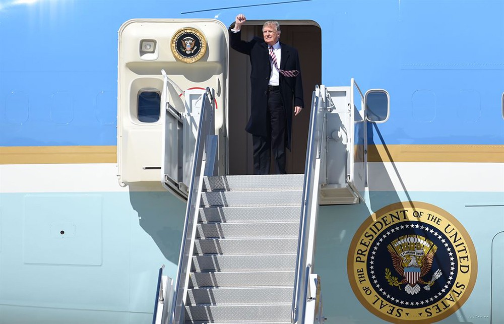 Дональд Трамп на трапе самолета
