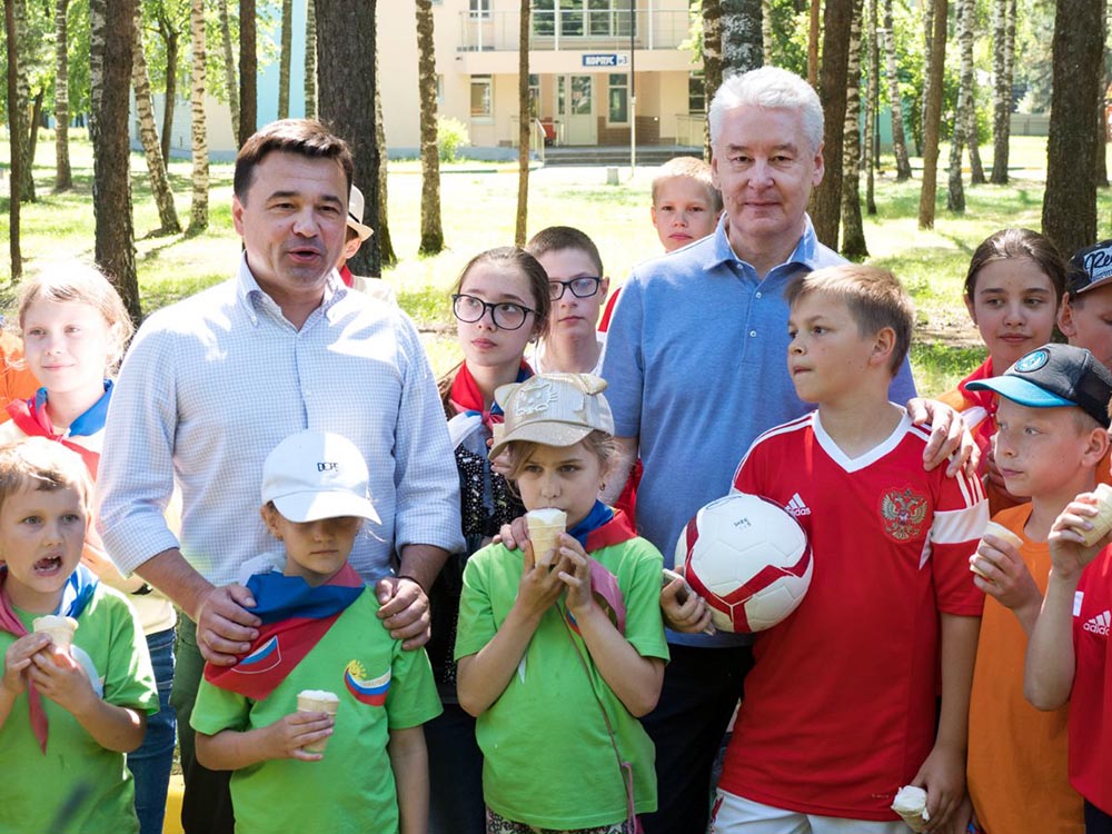 Сергей Собянин и Андрей Воробьёв в детском лагере
