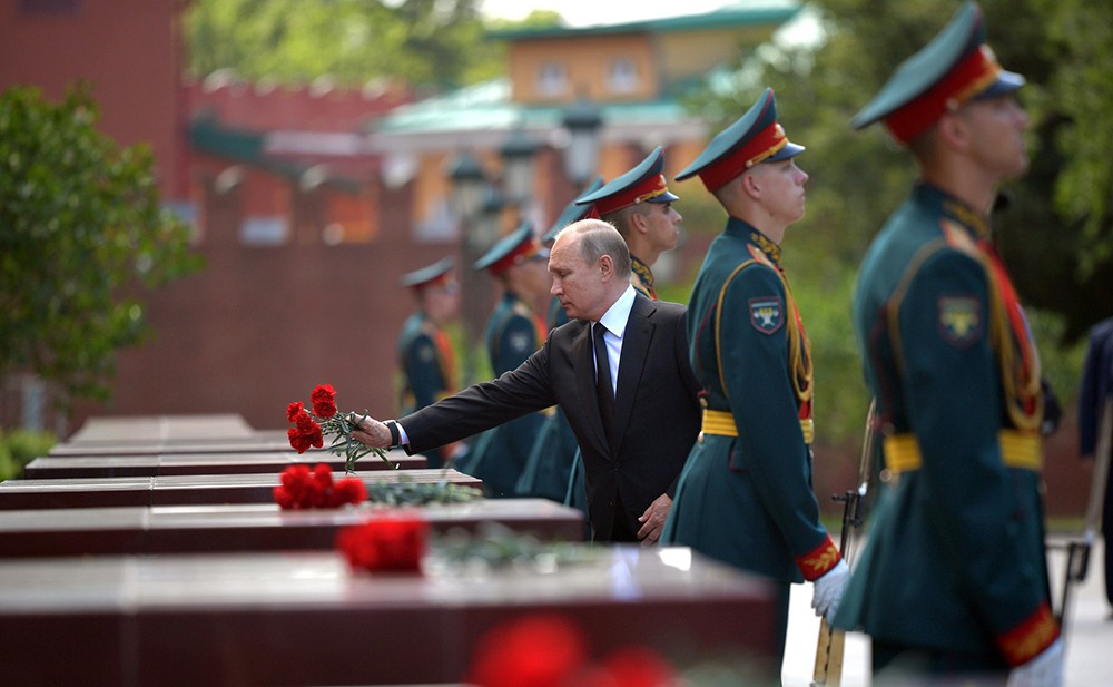 Владимир Путин возлагает цветы в Александровском саду
