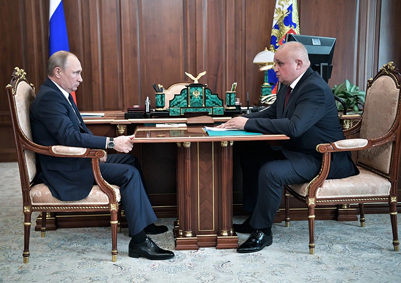 Владимир Путин и временно исполняющий обязанности губернатора Кемеровской области Сергей Цивилёв