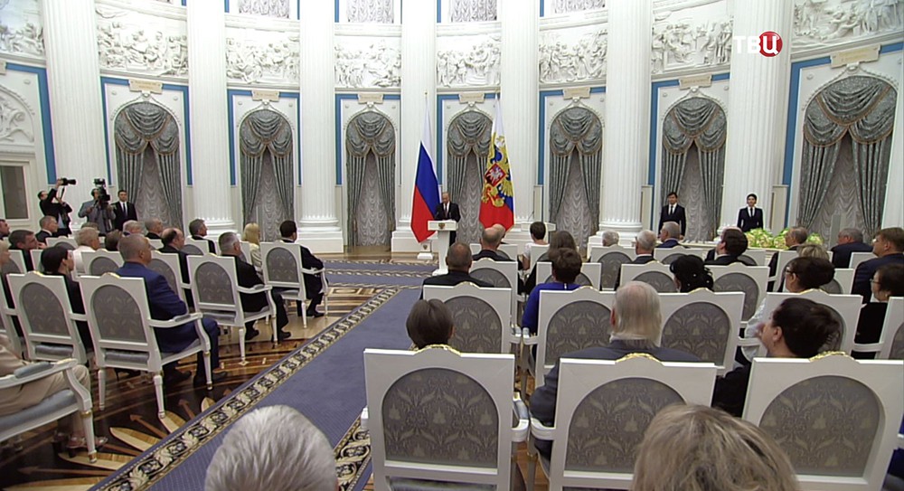 Владимир Путин вручает госнаграды в Кремле