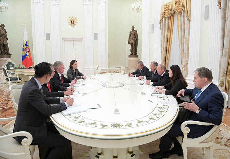 Владимир Путин и советник президента США по вопросам национальной безопасности Джон Болтон
