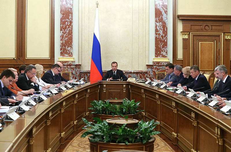 Дмитрий Медведев проводит совещание с членами кабинета министров России