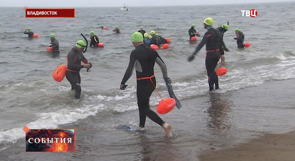 Участники заплыва через Амурский залив во Владивостоке 