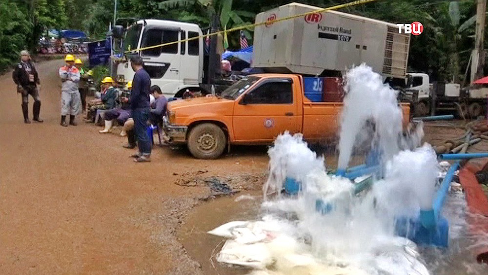 Откачка воды из затопленной пещеры с детьми в Таиланде