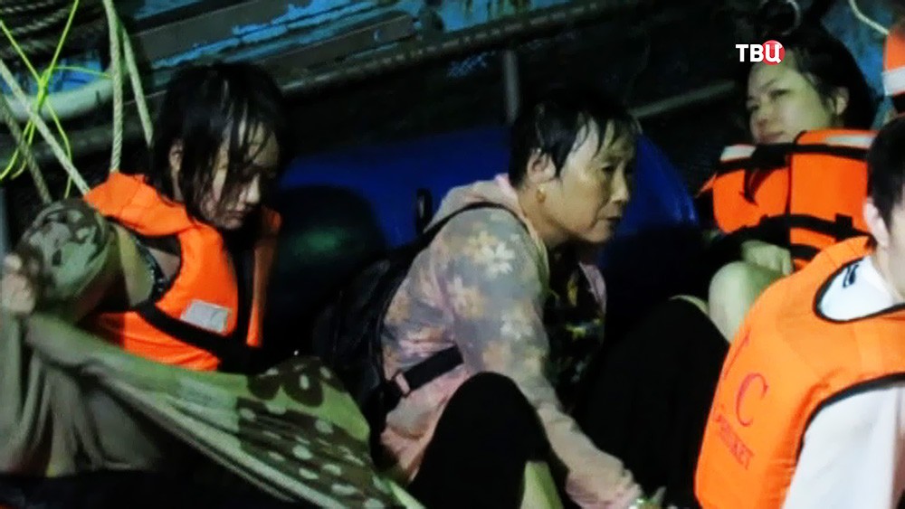 Спасенные с тонущего судна в Таиланде