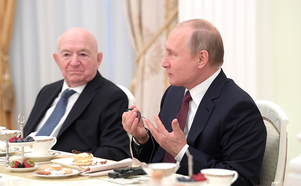 Владимир Путин на встрече с президентом ФИФА Джанни Инфантино и легендарными футболистами из разных стран