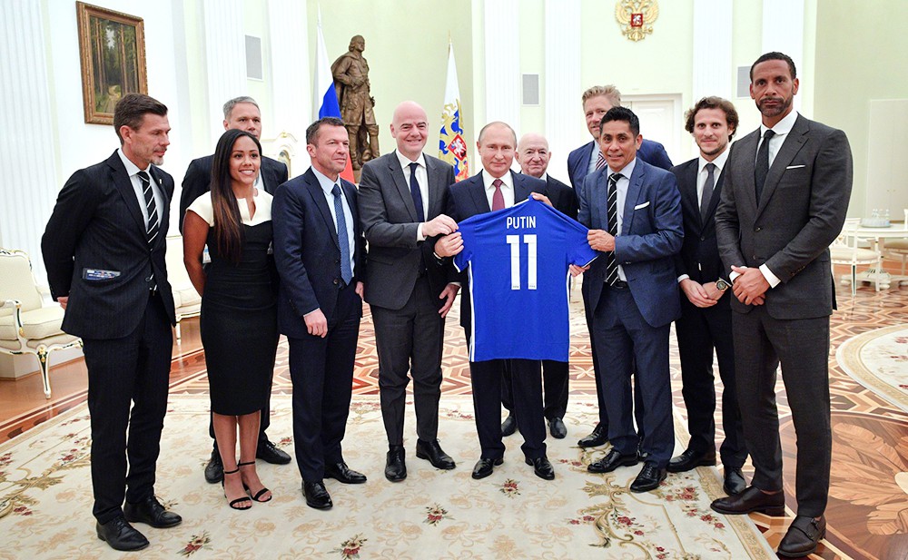 Владимир Путин на встрече с президентом ФИФА Джанни Инфантино и легендарными футболистами из разных стран