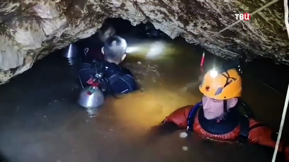 Дайверы в затопленной пещере в Таиланде
