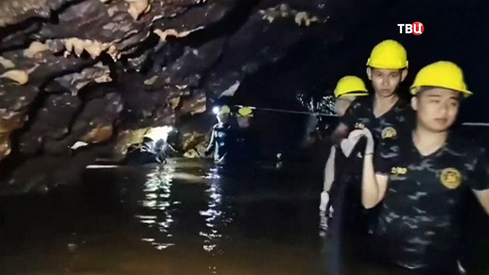 Спасатели в затопленной пещере в Таиланде