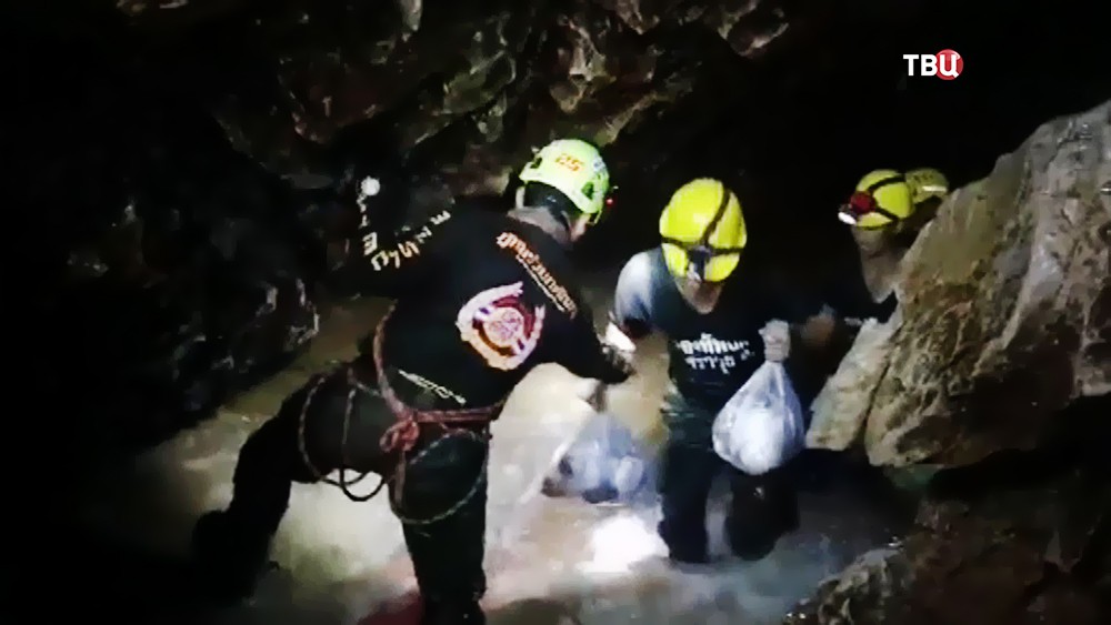 Спасатели в затопленной пещере в Таиланде