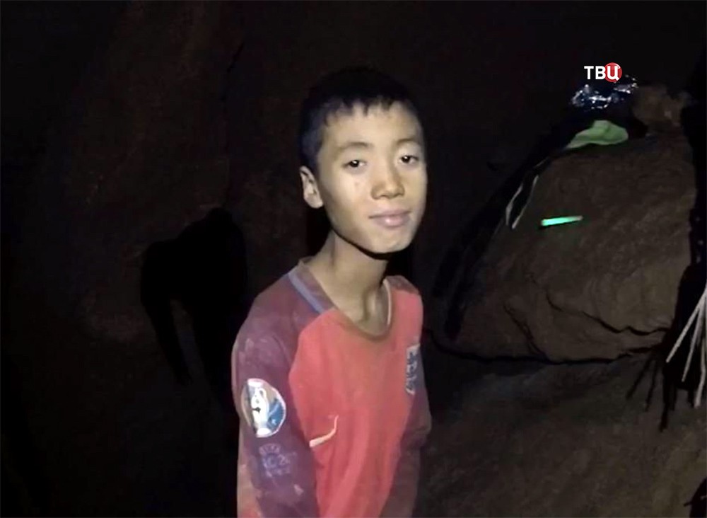 Дети в затопленной пещере в Таиланде