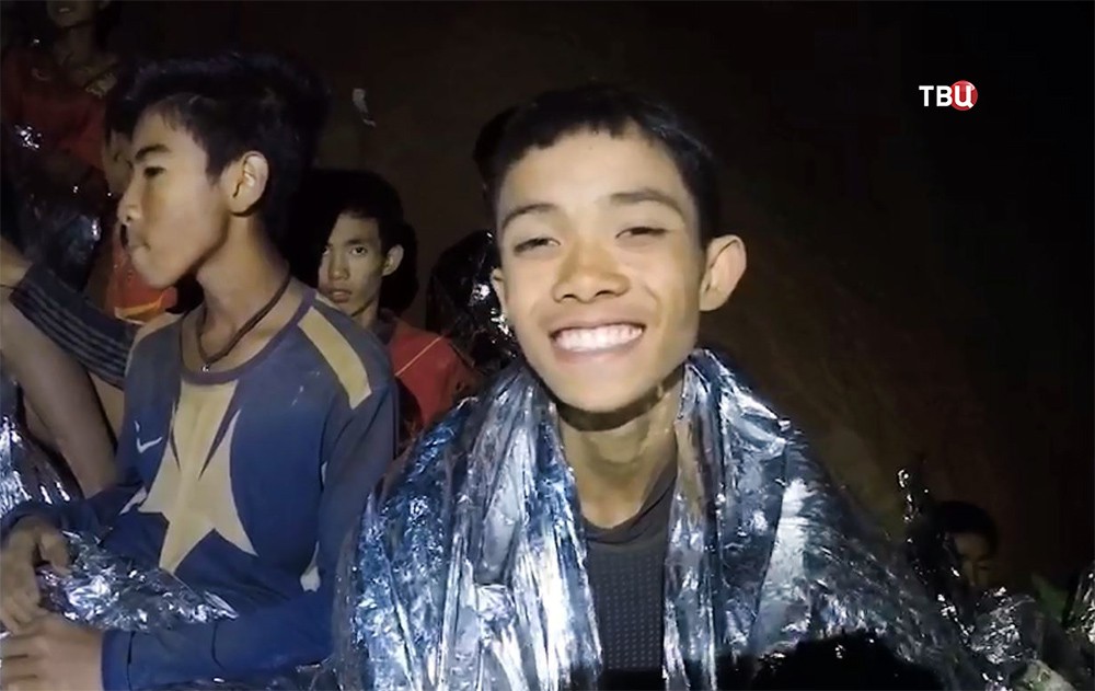 Дети в затопленной пещере в Таиланде