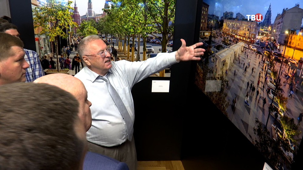 Владимир Жириновский посетил выставку посвященную программе "Моя улица"