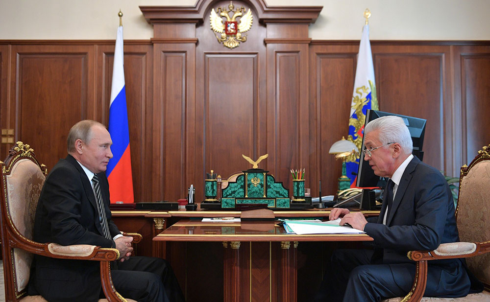 Владимир Путин и временно исполняющий обязанности главы Республики Дагестан Владимир Васильев