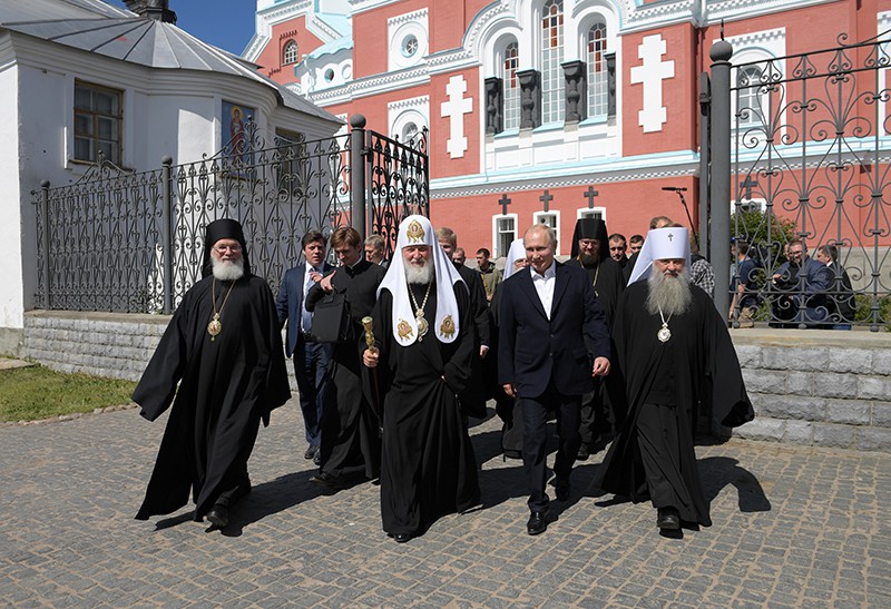 Владимир Путин и патриарх Кирилл во время посещения Спасо-Преображенского монастыря на Валааме