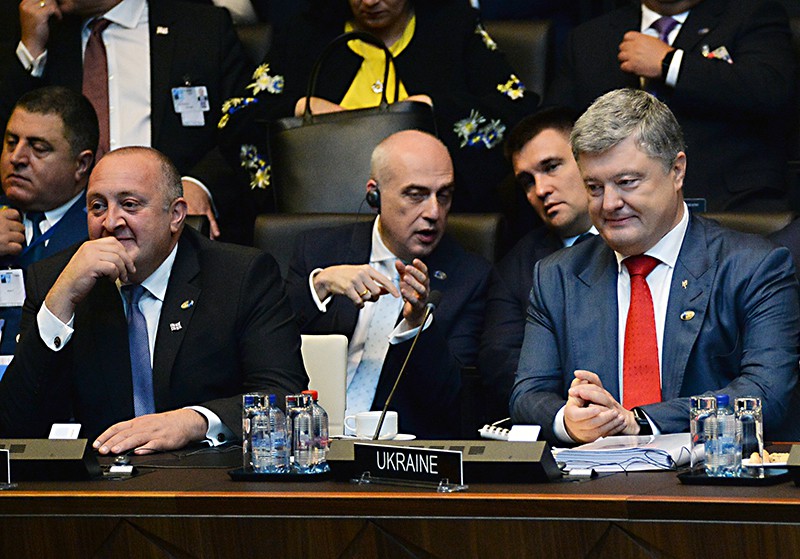Президент Грузии Георгий Маргвелашвили и президент Украины Петр Порошенко на саммите НАТО в Брюсселе 