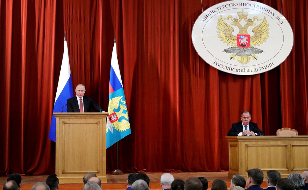Президент России Владимир Путин на совещании послов и постоянных представителей РФ