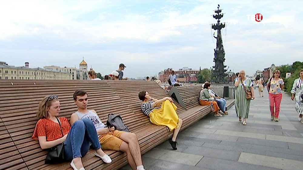 Отдыхающие в парке Музеон