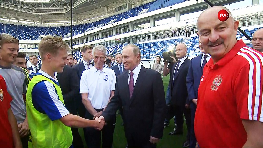 Владимир Путин и юные футболисты