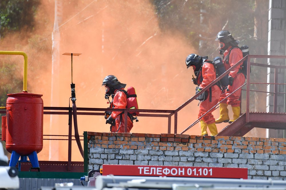 Сотрудники пожарной службы МЧС России 