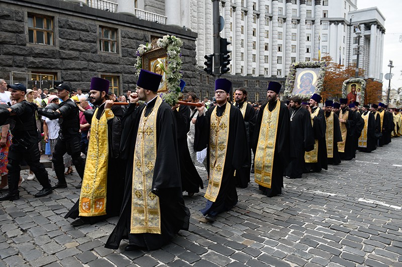 Священнослужители во время крестного хода в Киеве