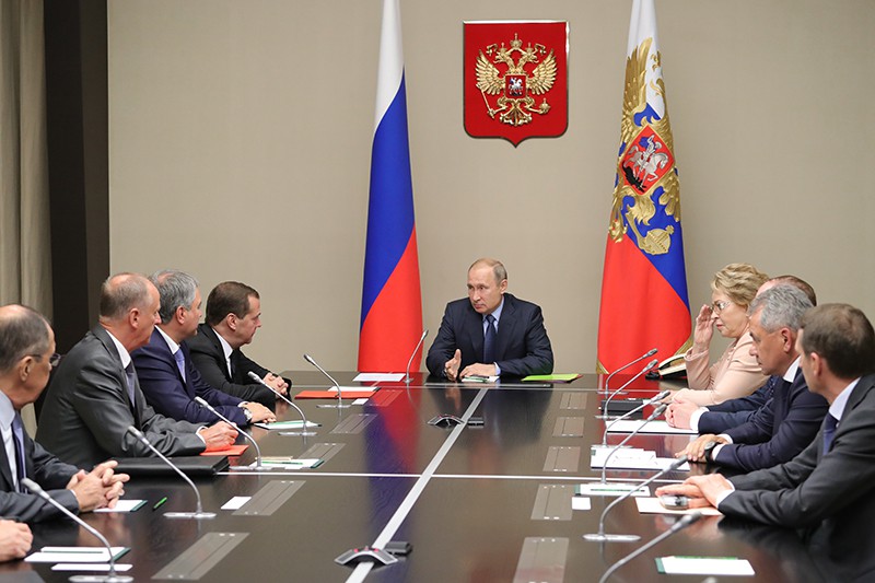 Владимир Путин проводит совещание с постоянными членами Совета безопасности России