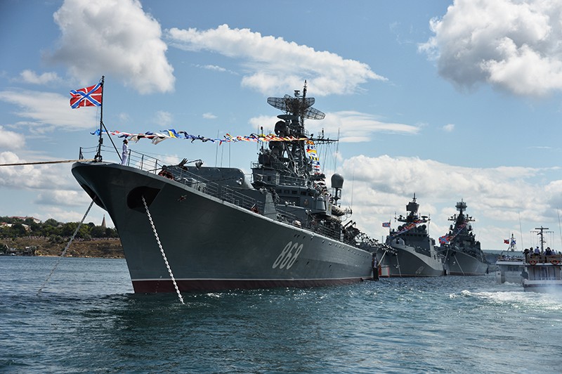 Сторожевой фрегат "Пытливый" и фрегат "Адмирал Григорович" (слева направо) во время репетиции парада