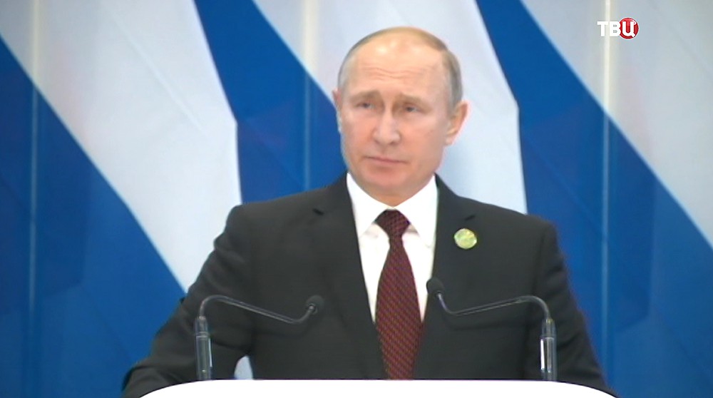 Владимир Путин во время пресс-конференции 