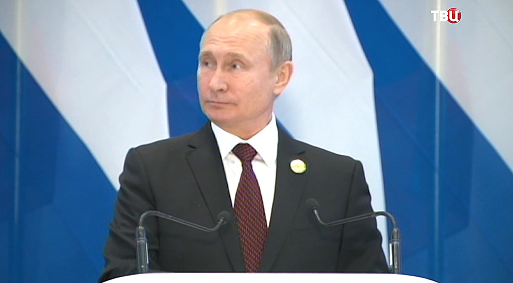 Владимир Путин во время пресс-конференции 
