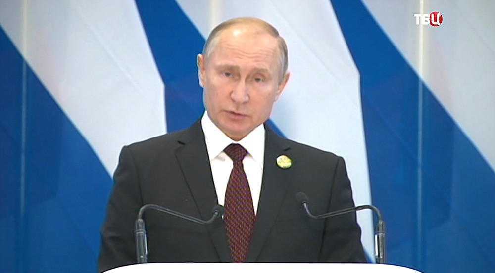 Владимир Путин во время пресс-конференции  