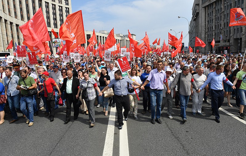 Митинг КПРФ. Участники шествия против пенсионной реформы