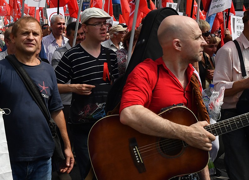 Митинг КПРФ. Участники шествия против пенсионной реформы