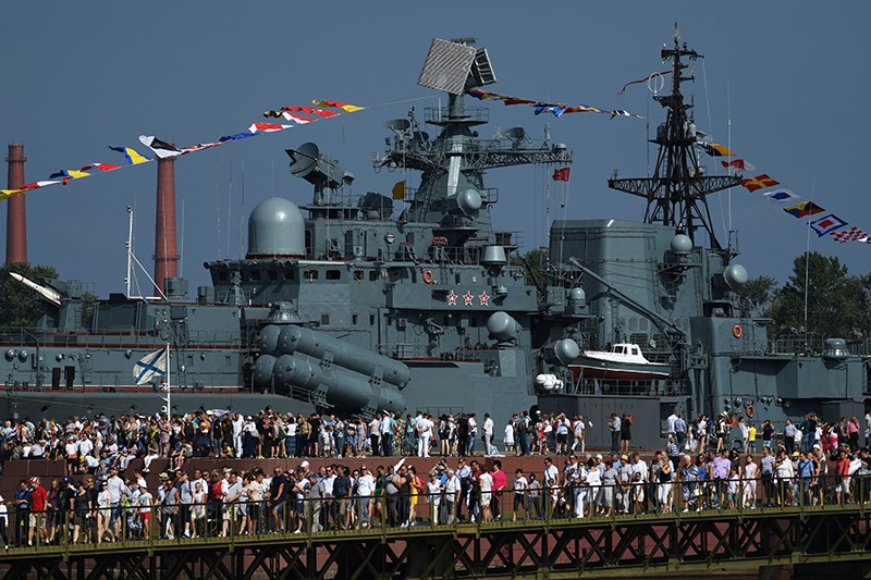 Зрители у эскадренного миноносца "Беспокойный" перед началом Главного военно-морского парада в Кронштадте