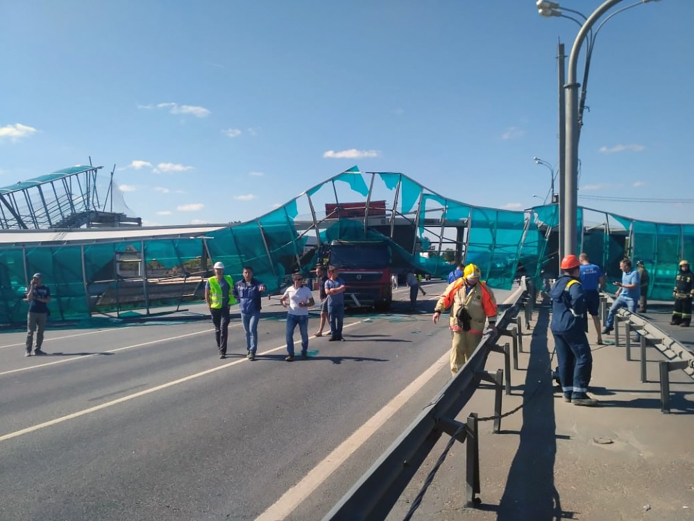 Обрушение пешеходного моста