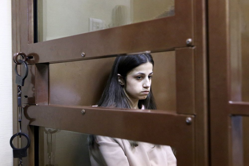 Задержанная по обвинению в убийстве отца 18-летняя Ангелина Хачатурян