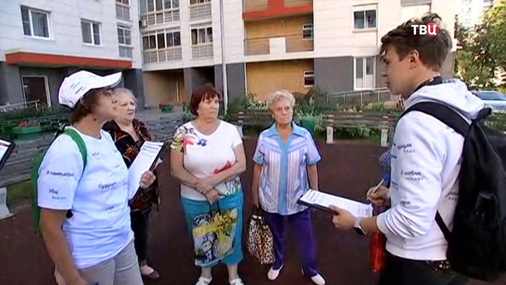 Сбор волонтерами избирательного штаба Сергея Собянина предложений жителей Москвы