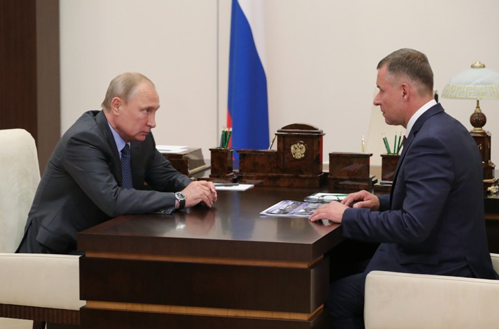 Президент России Владимир Путин и глава МЧС Евгений Зиничев