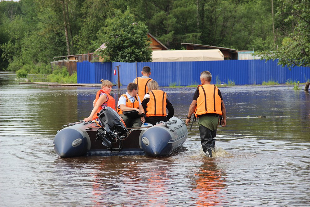 Спасатели МЧС в зоне паводков