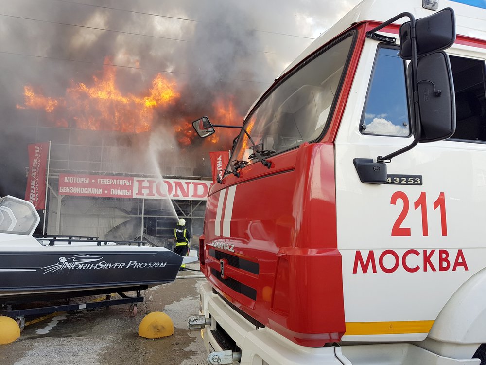Пожарные ликвидируют возгорание в Москве
