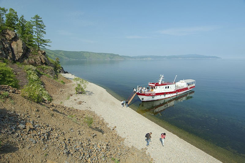 Туристы на озере Байкал 