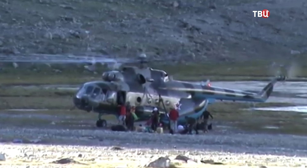 Вертолет Ми-8 в горах Таджикистана