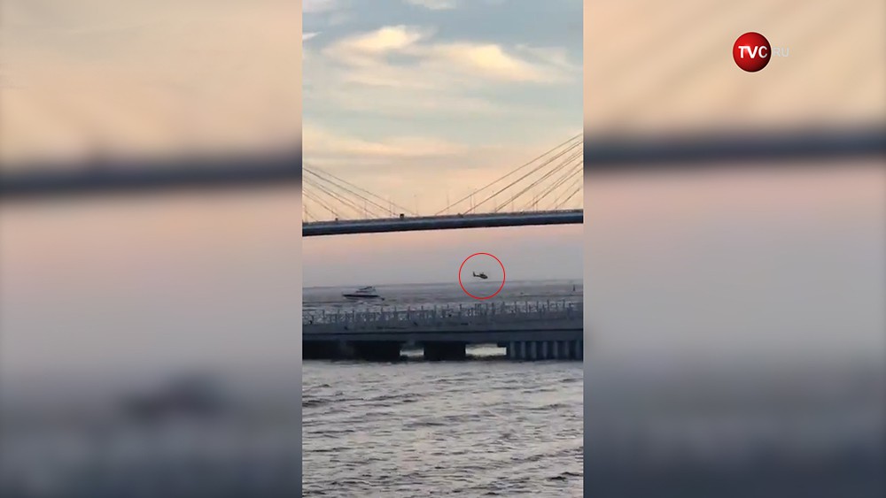 Вертолет пролетает под мостом в Санкт-Петербурге