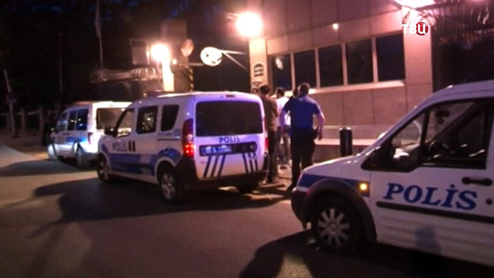 Полиция Турции возле посольства США