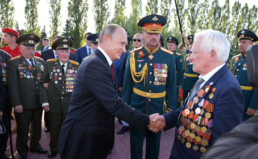 Владимир Путин общается с ветеранами