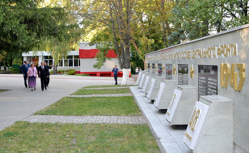 Владимир Путин во время посещения музея-мемориала "Командный пункт Центрального фронта"