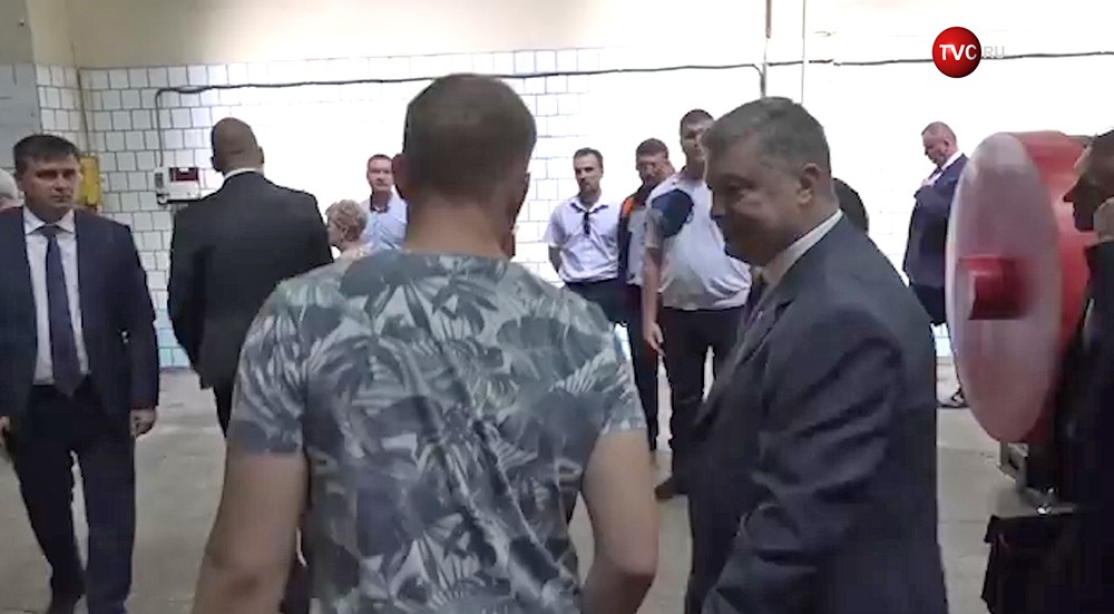 Президент Украины Петр Порошенко во время посещения госпредприятия "Зоря-Машпроект"